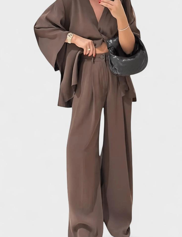 Volkhild – Lockeres Wickeloberteil & weite Hose Set von Amora Bern