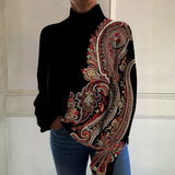 Ursi – Schwarzer Rollkragenpullover mit Paisleymuster von Amora Bern