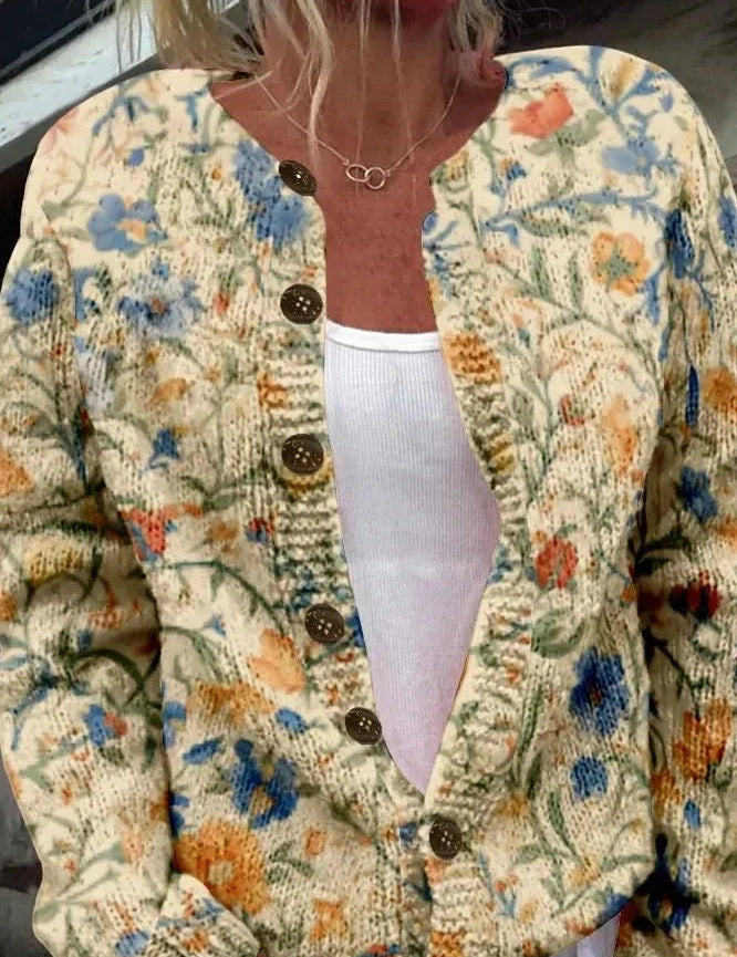 Cornelia – Cremefarbene Strickjacke mit Blütenmuster von Amora Bern