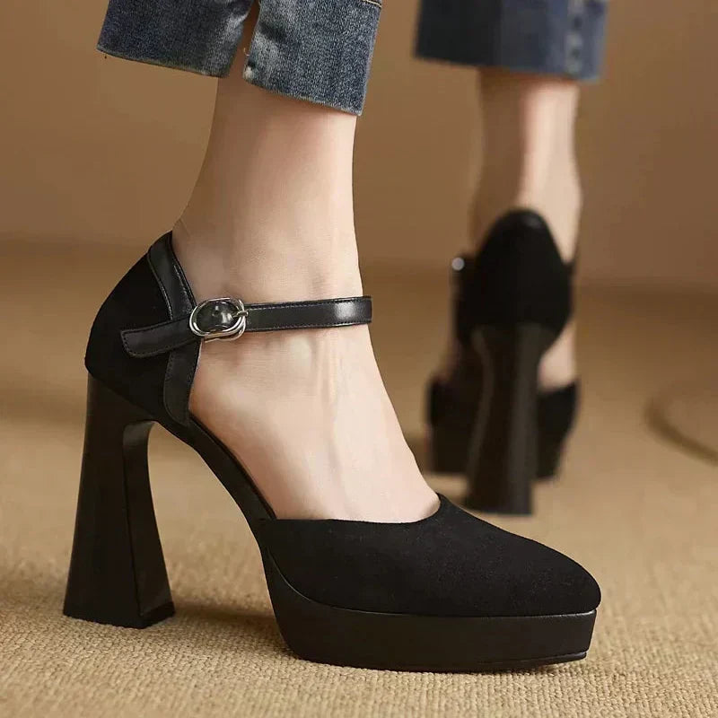 Zäzilia – Pumps mit Knöchelriemen und Blockabsatz von Amora Bern, Ansicht 8