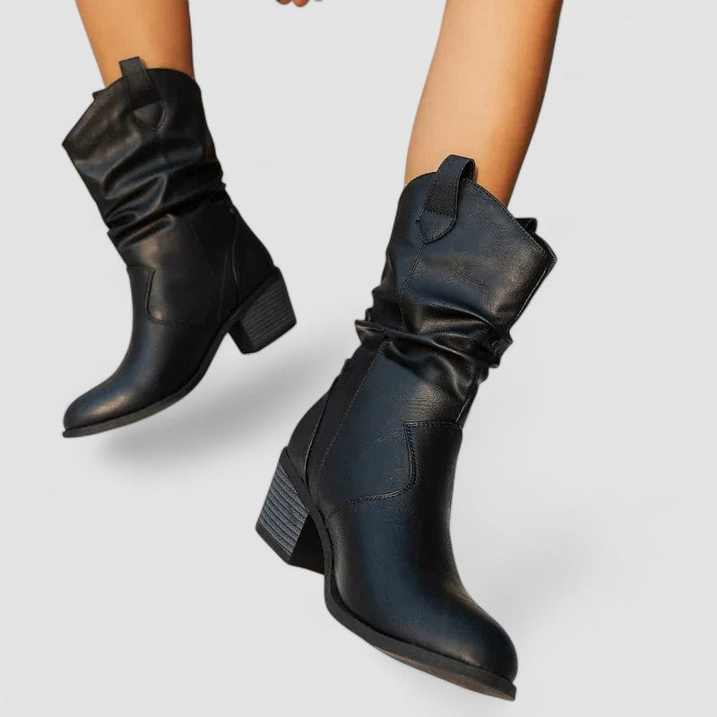 Gundrada – Stiefel mit gerafftem Schaft und Absatz von Amora Bern, Ansicht 4