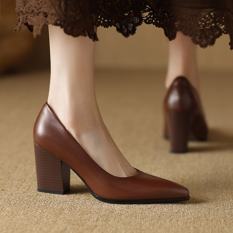 Liselotte – Spitze Pumps mit breitem Blockabsatz von Amora Bern