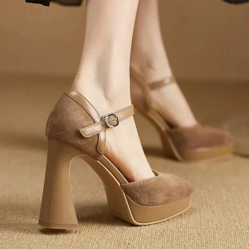 Zäzilia – Pumps mit Knöchelriemen und Blockabsatz von Amora Bern, Ansicht 4