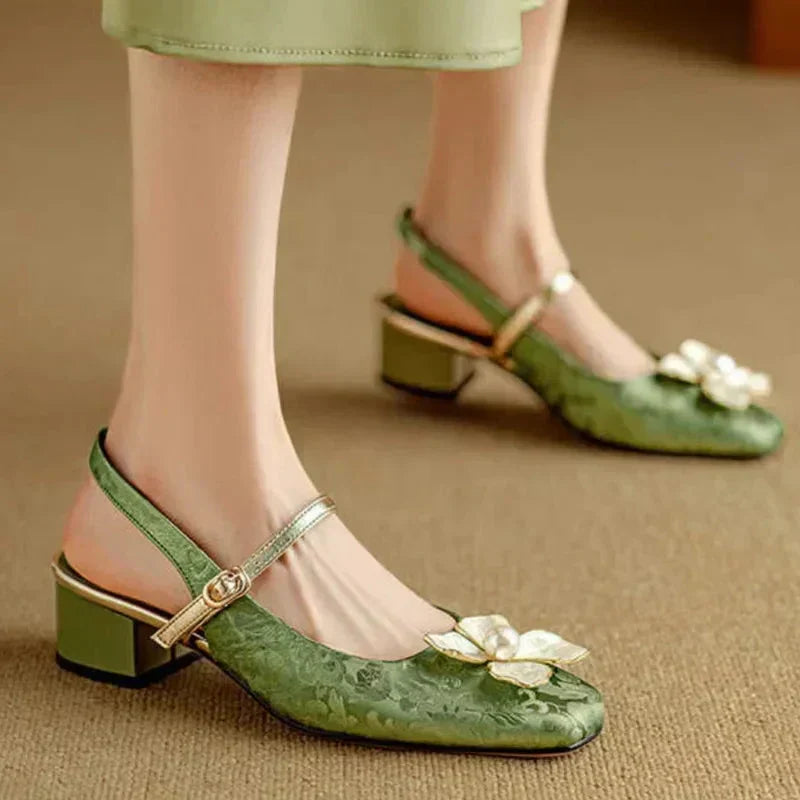 Rosamunde – Slingpumps mit Blütenapplikation von Amora Bern