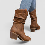 Gundrada – Stiefel mit gerafftem Schaft und Absatz von Amora Bern, Ansicht 5
