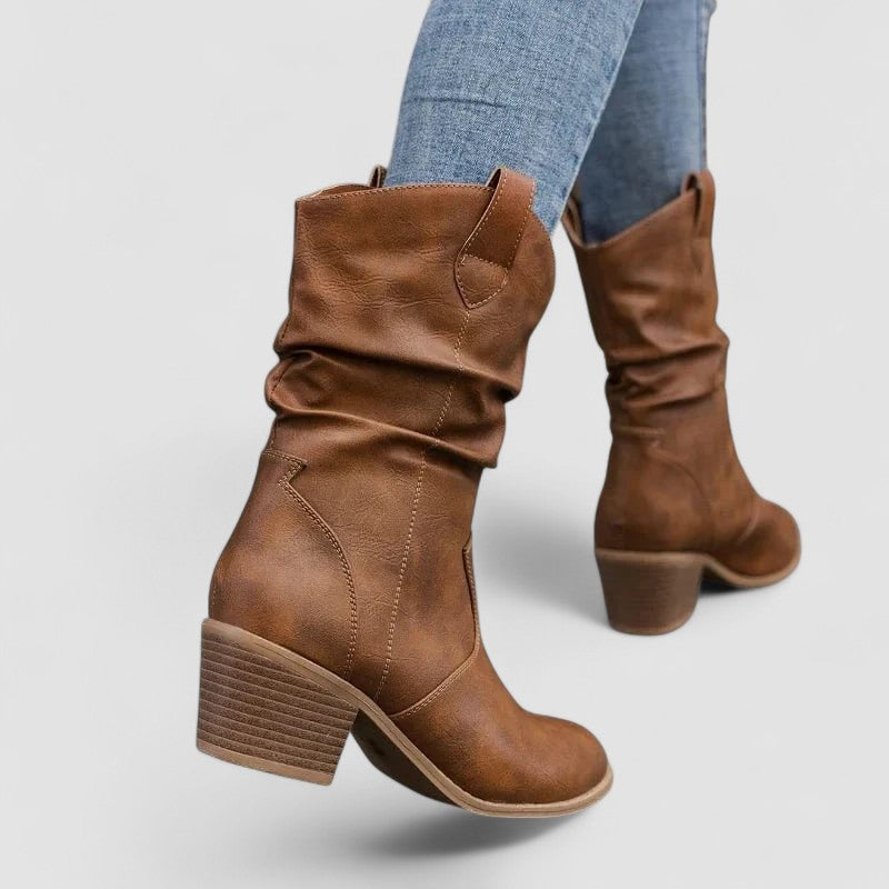 Gundrada – Stiefel mit gerafftem Schaft und Absatz von Amora Bern, Ansicht 5