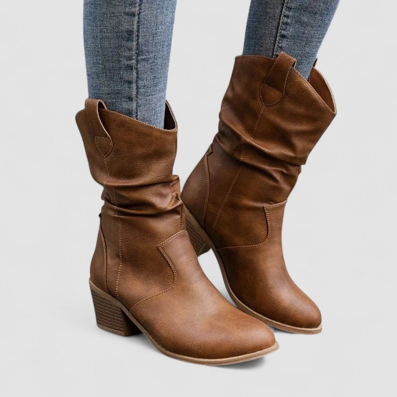 Gundrada – Stiefel mit gerafftem Schaft und Absatz von Amora Bern