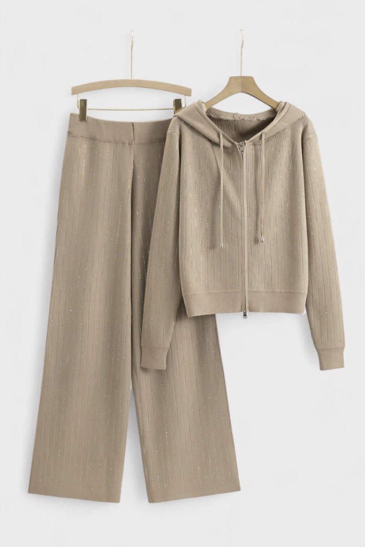 Elfhild – Strickjacke mit Kapuze & Hose Set von Amora Bern