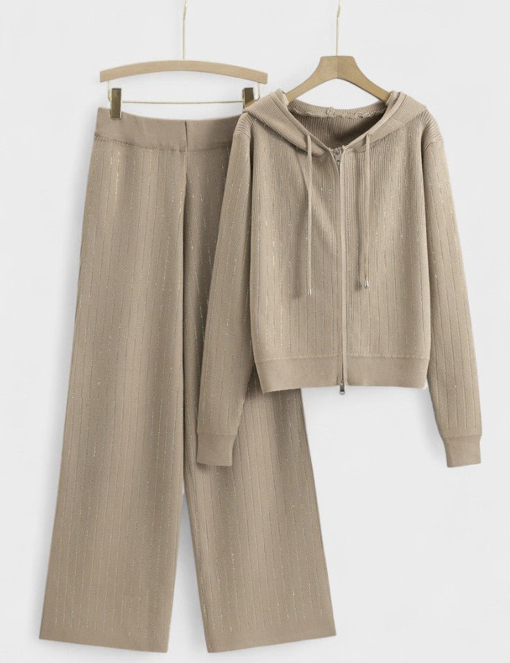 Elfhild – Strickjacke mit Kapuze & Hose Set von Amora Bern