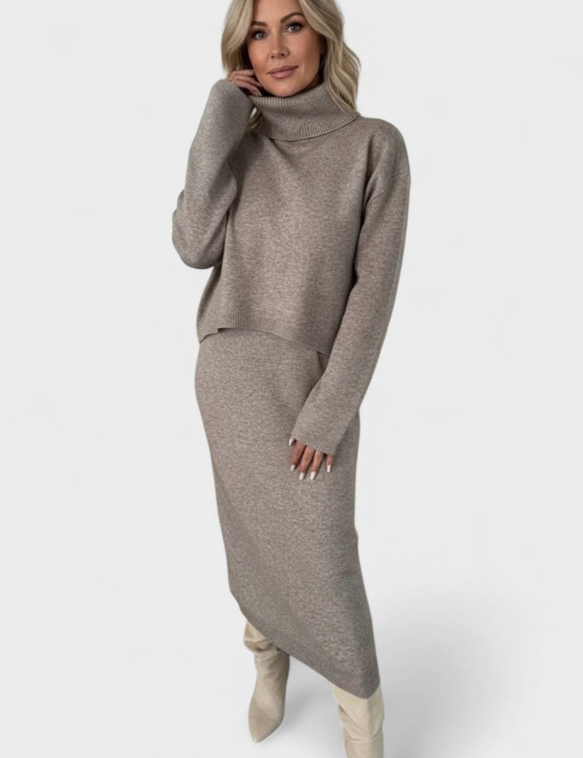 Albrun – Strickpullover mit Rollkragen & Maxirock Set von Amora Bern