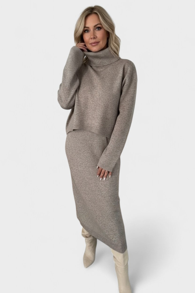 Albrun – Strickpullover mit Rollkragen & Maxirock Set von Amora Bern