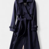 Perpetua – Zweireihiger Trenchcoat mit Gürtel von Amora Bern, Ansicht 10