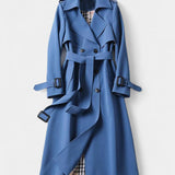 Perpetua – Zweireihiger Trenchcoat mit Gürtel von Amora Bern, Ansicht 4