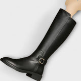 Theodelinde – Kniehohe Damenstiefel mit Schnalle von Amora Bern