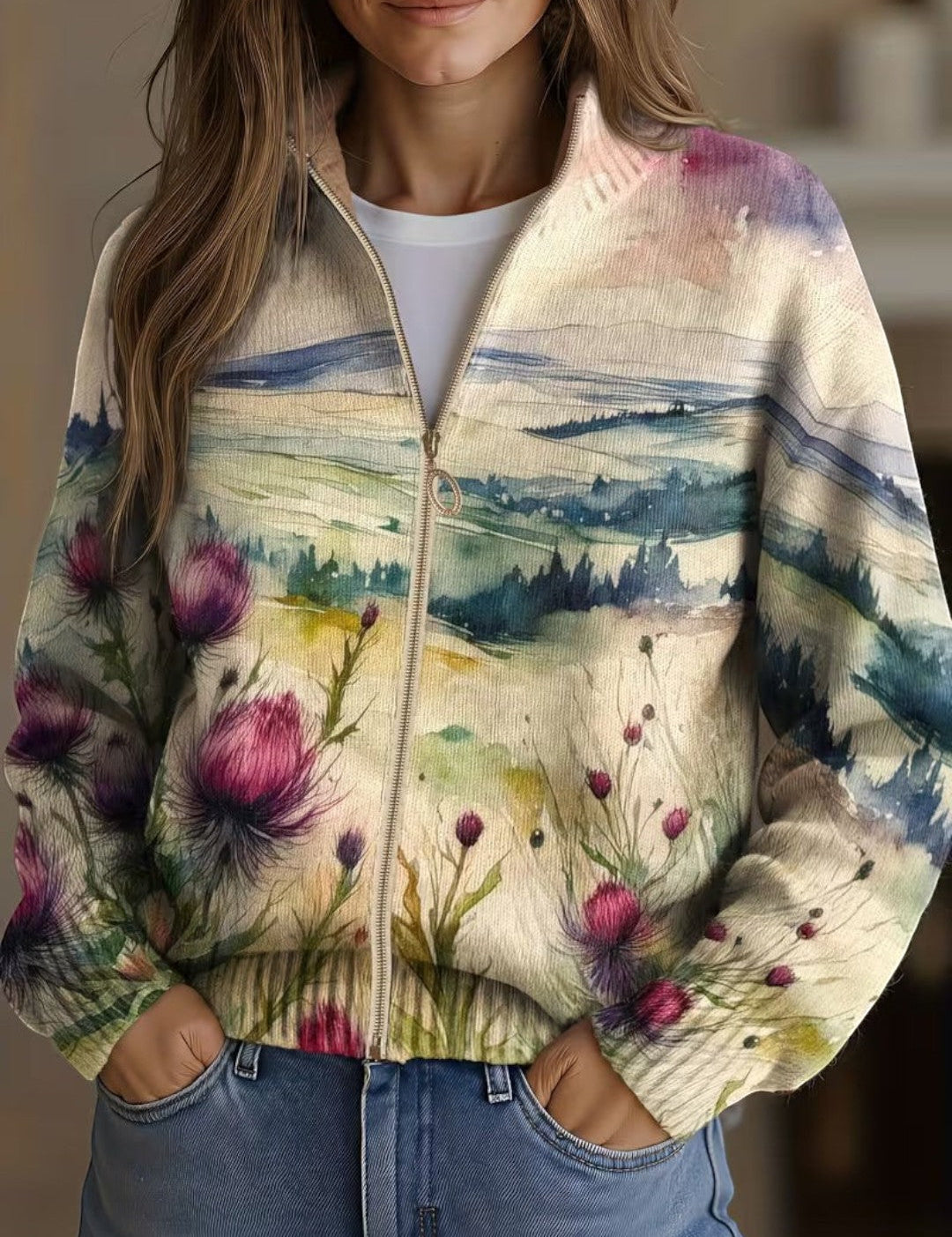 Heike – Strickjacke mit Distel- und Landschaftsmotiv von Amora Bern
