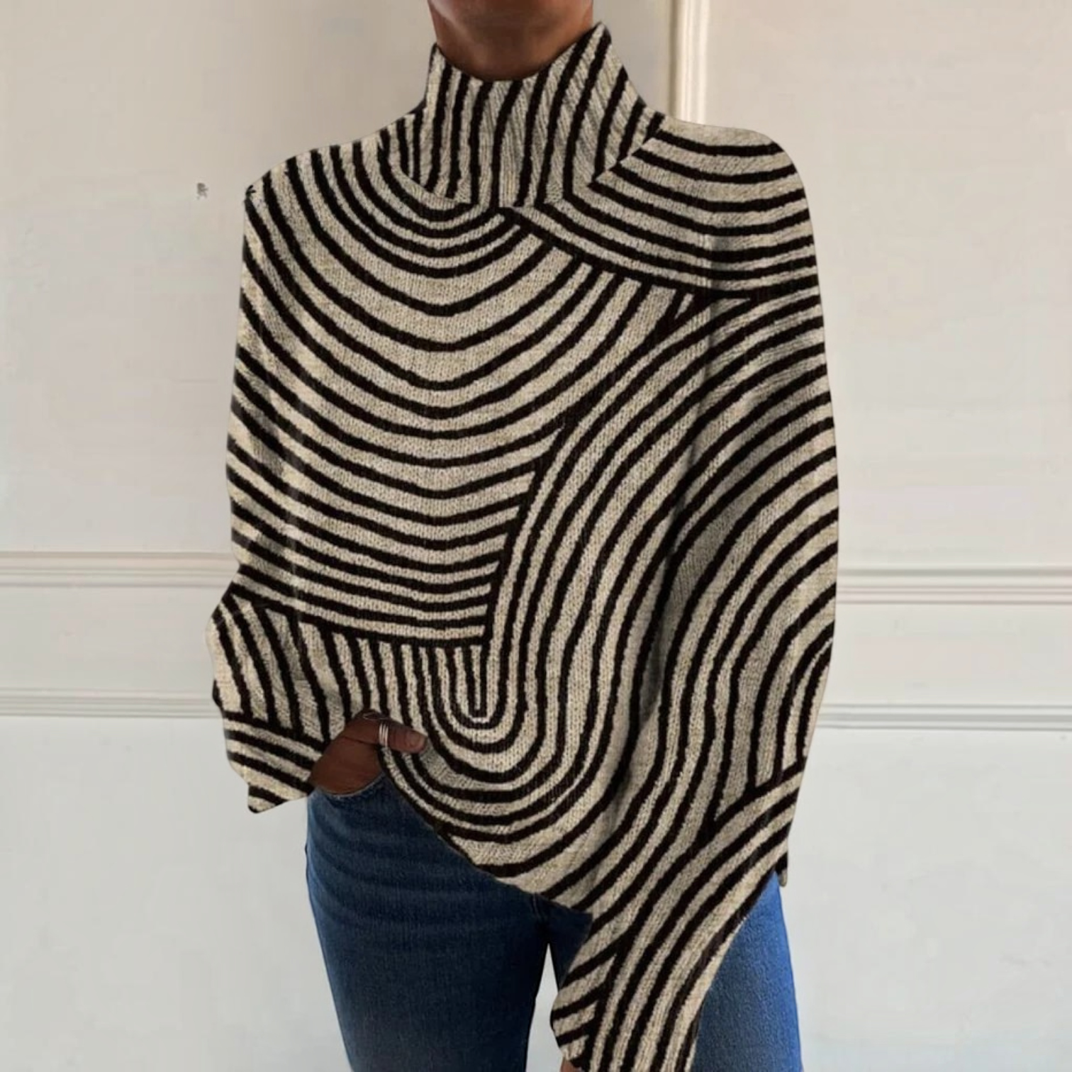 Seraphine – Creme-schwarzer Rollkragenpullover mit Streifen von Amora Bern