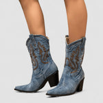 Gerberga – Bestickte Western-Stiefeletten in Denimoptik von Amora Bern, Ansicht 2