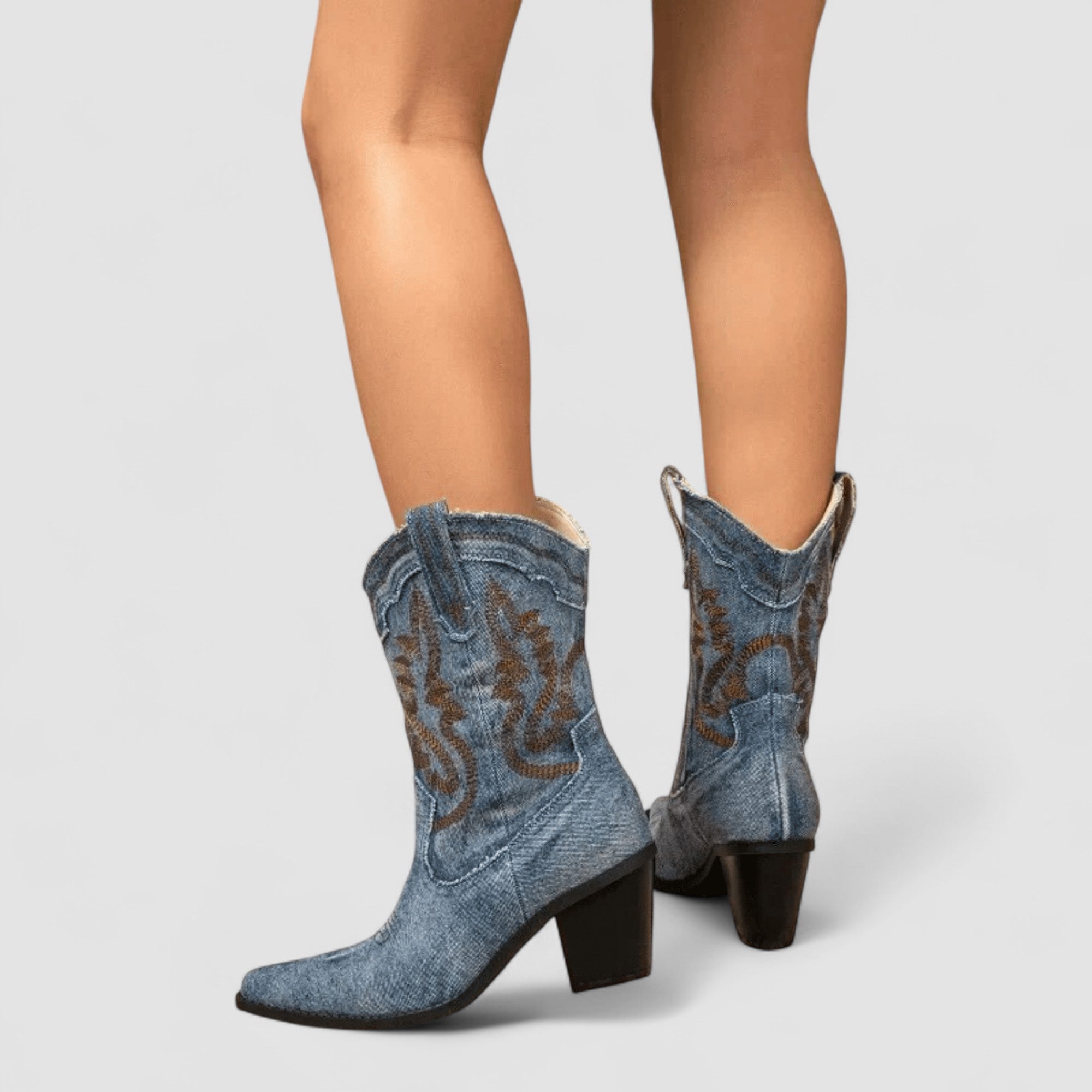 Gerberga – Bestickte Western-Stiefeletten in Denimoptik von Amora Bern, Ansicht 7