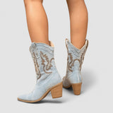 Gerberga – Bestickte Western-Stiefeletten in Denimoptik von Amora Bern, Ansicht 4