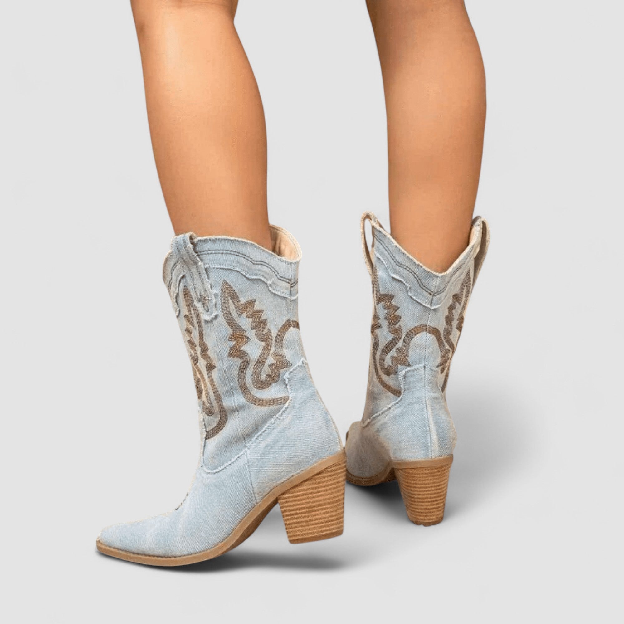 Gerberga – Bestickte Western-Stiefeletten in Denimoptik von Amora Bern, Ansicht 4