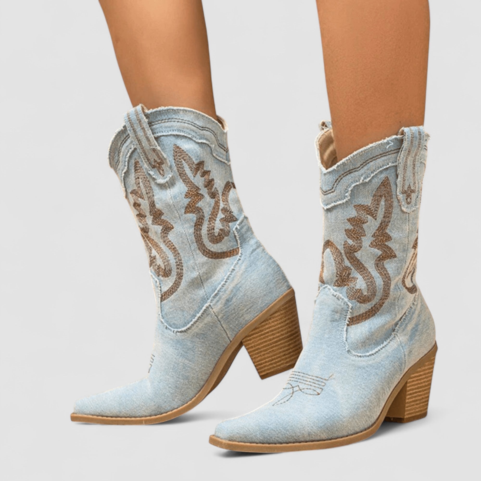 Gerberga – Bestickte Western-Stiefeletten in Denimoptik von Amora Bern